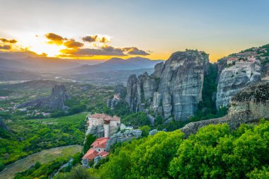 Günbatımı üzerinde Meteora Greec içinde