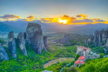 Manastır Roussanou ve Saint Nicholas Anapavsa, Meteora, Greec üzerinden günbatımı