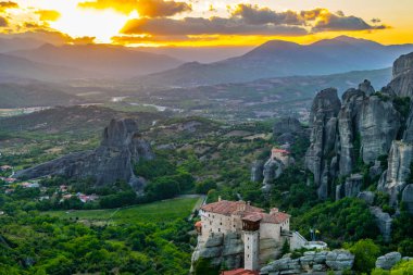 Manastır Roussanou ve Saint Nicholas Anapavsa, Meteora, Greec üzerinden günbatımı