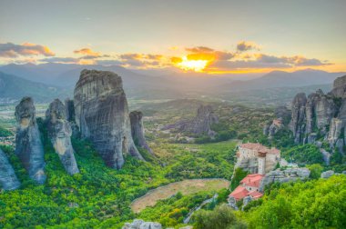Manastır Roussanou ve Saint Nicholas Anapavsa, Meteora, Greec üzerinden günbatımı