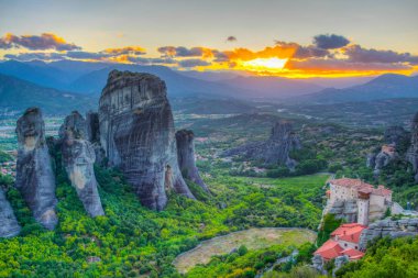 Manastır Roussanou ve Saint Nicholas Anapavsa, Meteora, Greec üzerinden günbatımı
