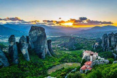 Manastır Roussanou ve Saint Nicholas Anapavsa, Meteora, Greec üzerinden günbatımı