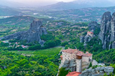 Manastır Roussanou ve Saint Nicholas Anapavsa, Meteora, Greec üzerinden günbatımı