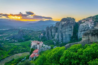 Günbatımı üzerinde Meteora Greec içinde