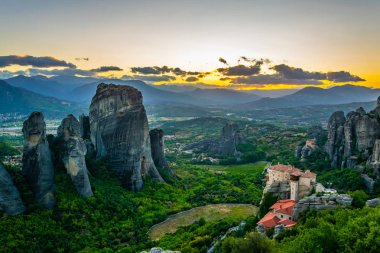 Manastır Roussanou ve Saint Nicholas Anapavsa, Meteora, Greec üzerinden günbatımı