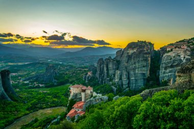Günbatımı üzerinde Meteora Greec içinde