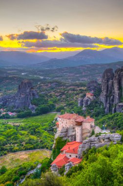 Manastır Roussanou ve Saint Nicholas Anapavsa, Meteora, Greec üzerinden günbatımı