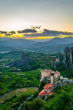Manastır Roussanou ve Saint Nicholas Anapavsa, Meteora, Greec üzerinden günbatımı