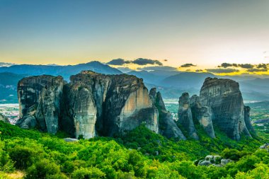 Günbatımı üzerinde rock pinnacles Meteora, Greec