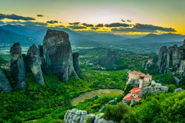 Manastır Roussanou ve Saint Nicholas Anapavsa, Meteora, Greec üzerinden günbatımı