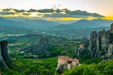 Manastır Roussanou ve Saint Nicholas Anapavsa, Meteora, Greec üzerinden günbatımı