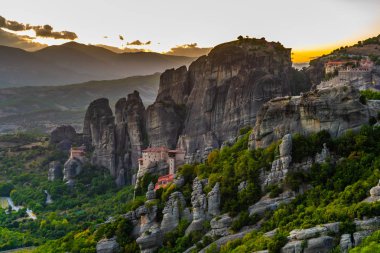 Günbatımı üzerinde Meteora Greec içinde