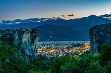 Günbatımı üzerinde Meteora, Greec Kutsal Teslis Manastırı