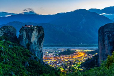 Günbatımı üzerinde Meteora, Greec Kutsal Teslis Manastırı