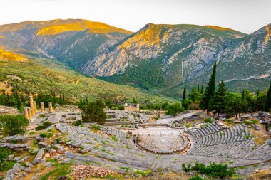 Antik Delphi, Greec tiyatro kalıntıları