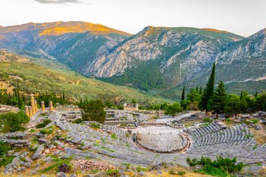 Antik Delphi, Greec Tiyatrosu kalıntıları gün batımı görünümü