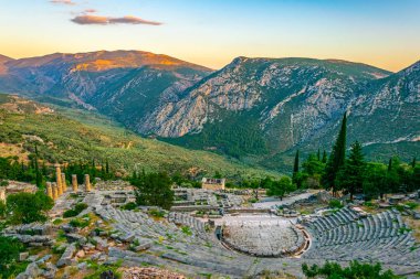 Antik Delphi, Greec Tiyatrosu kalıntıları gün batımı görünümü