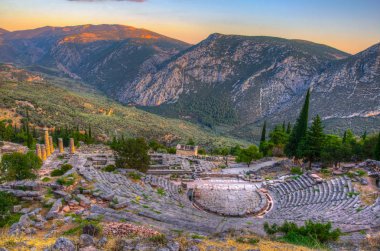 Antik Delphi, Greec Tiyatrosu kalıntıları gün batımı görünümü