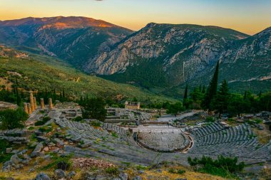 Antik Delphi, Greec Tiyatrosu kalıntıları gün batımı görünümü