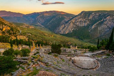 Antik Delphi, Greec Tiyatrosu kalıntıları gün batımı görünümü