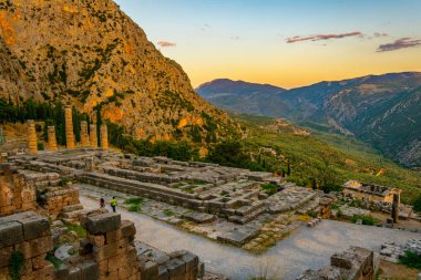 Antik Delphi, Greec Apollon Tapınağı kalıntıları gün batımı görünümü