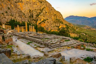 Antik Delphi, Greec Apollon Tapınağı kalıntıları gün batımı görünümü