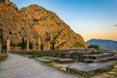 Antik Delphi, Greec Apollon Tapınağı kalıntıları gün batımı görünümü