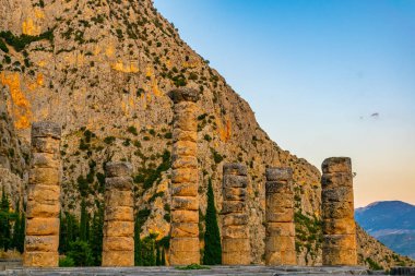Antik Delphi, Greec Apollon Tapınağı kalıntıları gün batımı görünümü