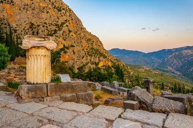 Greec antik Delphi sitede yer alan eski bir sütun