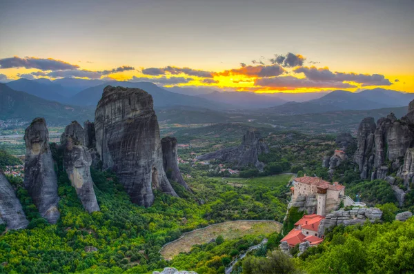 Manastır Roussanou ve Saint Nicholas Anapavsa, Meteora, Greec üzerinden günbatımı