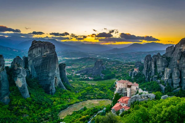 Puesta Sol Sobre Los Monasterios Roussanou San Nicolás Anapavsa Meteora —  Fotos de Stock