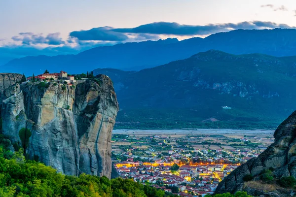 Günbatımı üzerinde Meteora, Greec Kutsal Teslis Manastırı