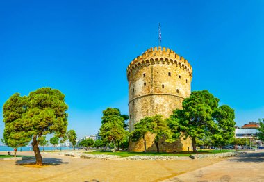 Thessaloniki, Yunanistan, 11 Eylül 2017: İnsanlar üzerinde bir sahil mesire Selanik'te Greec beyaz kule doğru yürüyor