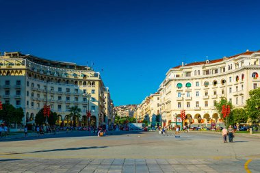 Thessaloniki, Yunanistan, 8 Eylül 2017: İnsanlar Aristotelous Meydanı Selanik'in merkezinde, Greec yürüyen