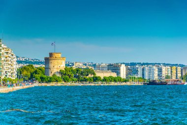 Thessaloniki, Yunanistan, 8 Eylül 2017: İnsanlar üzerinde bir sahil mesire Selanik'te Greec beyaz kule doğru yürüyor