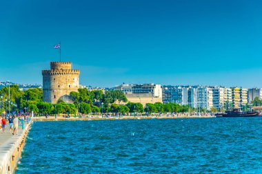 Thessaloniki, Yunanistan, 8 Eylül 2017: İnsanlar üzerinde bir sahil mesire Selanik'te Greec beyaz kule doğru yürüyor
