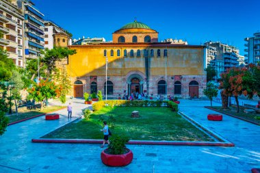 Thessaloniki, Yunanistan, 8 Eylül 2017: İnsanlar Ayasofya'nın kilise Selanik'te Greec doğru yürüyor