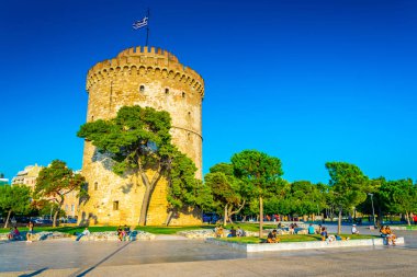 Thessaloniki, Yunanistan, 8 Eylül 2017: İnsanlar üzerinde bir sahil mesire Selanik'te Greec beyaz kule doğru yürüyor