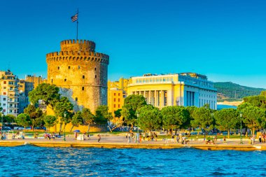 Thessaloniki, Yunanistan, 8 Eylül 2017: İnsanlar üzerinde bir sahil mesire Selanik'te Greec beyaz kule doğru yürüyor