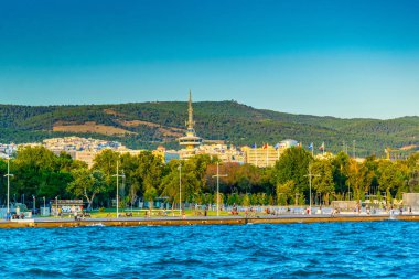 Thessaloniki, Yunanistan, 8 Eylül 2017: İnsanlar sunset Bulvarında bir sahil mesire Selanik'te Greec tadını çıkarıyor