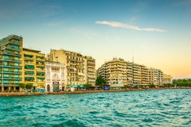 Thessaloniki, Yunanistan, 8 Eylül 2017: İnsanlar sunset Bulvarında bir sahil mesire Selanik'te Greec tadını çıkarıyor