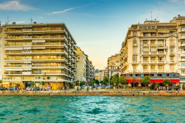 Thessaloniki, Yunanistan, 8 Eylül 2017: İnsanlar sunset Bulvarında bir sahil mesire Selanik'te Greec tadını çıkarıyor