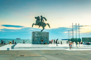 Thessaloniki, Yunanistan, 8 Eylül 2017: İnsanlar günbatımı Selanik'te Greec büyük iskender heykeli önünde tadını çıkarıyor