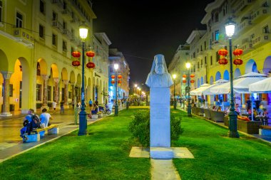 Selanik, Yunanistan, 8 Eylül 2017: Aristotelous Meydanı Selanik'in merkezinde, Greec üzerinde yürüyen insanlar, gece görünümü