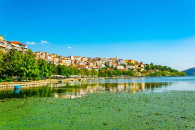 Kesriye, Yunanistan, 10 Eylül 2017: İnsanlar Kastoria, Greec Rıhtımlar üzerinde yürüyor