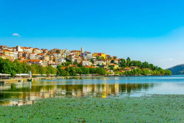 Kesriye, Yunanistan, 10 Eylül 2017: İnsanlar Kastoria, Greec Rıhtımlar üzerinde yürüyor