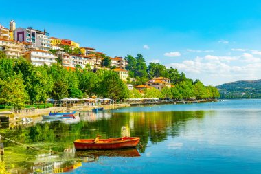 Kesriye, Yunanistan, 10 Eylül 2017: İnsanlar Kastoria, Greec Rıhtımlar üzerinde yürüyor