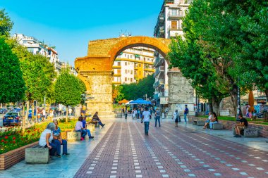 Thessaloniki, Yunanistan, 11 Eylül 2017: İnsanlar Rotunda Galerius ve Galerius arch Selanik'te Greec arasında gezinme