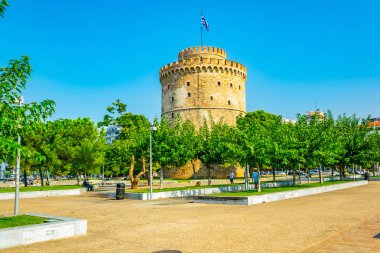 Thessaloniki, Yunanistan, 11 Eylül 2017: İnsanlar üzerinde bir sahil mesire Selanik'te Greec beyaz kule doğru yürüyor