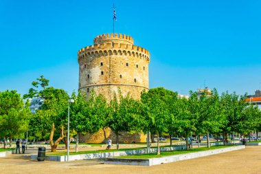 Thessaloniki, Yunanistan, 11 Eylül 2017: İnsanlar üzerinde bir sahil mesire Selanik'te Greec beyaz kule doğru yürüyor